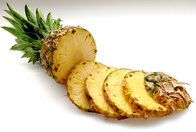 Ananas découpé en tranches: la bromélaïne est extraite de ce fruit.