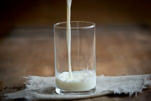 La lactoferrine est présente dans le lait.