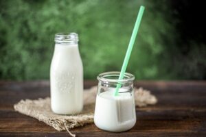 Verre et bouteille de lait, boisson riche en calcium.