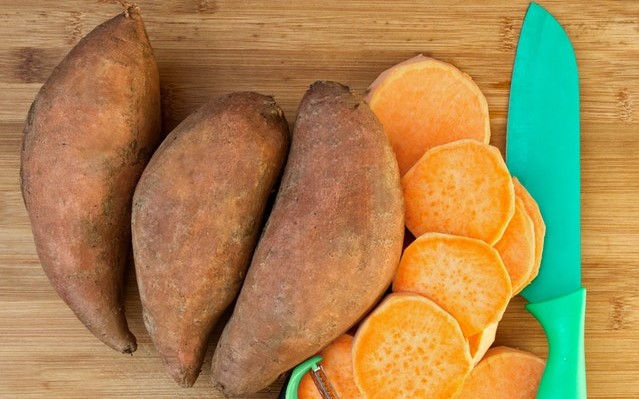 Tubercules d'igname ou de yam sauvage coupés.