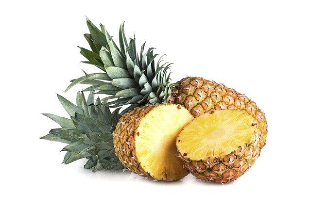 Ananas coupé en deux: notre avis sur la bromélaïne présente en abondance dans ce fruit.