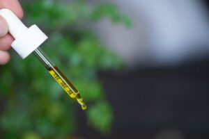 Huile de CBD dans une pipette: avis et test sur l'huile de CBD.