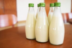 Bouteilles de lait, la lactoferrine est produite à partir du lait de vache.